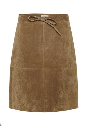 Jupe en daim marron à texture lisse, coupe trapèze, avec une ceinture nouée. Comprend deux poches avant et des détails de coutures.