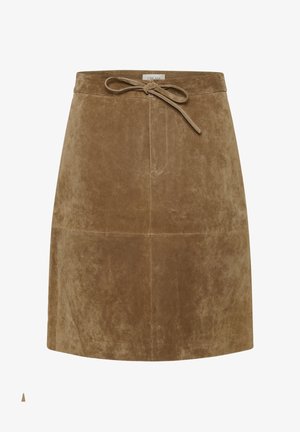 Jupe en daim marron à texture lisse, coupe trapèze, avec une ceinture nouée. Comprend deux poches avant et des détails de coutures.