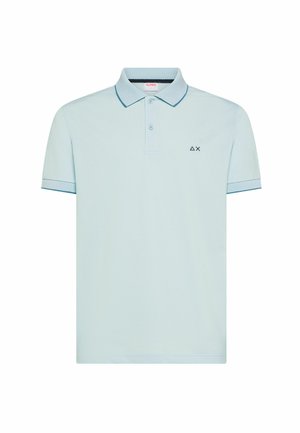 Lichtblauw poloshirt met korte mouwen en twee knopen, contrasterende afwerking aan de kraag en mouwen, en klein zwart logo op de linkerborst.