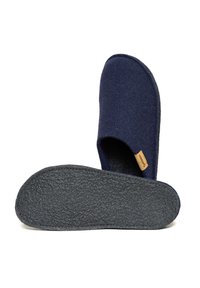 Pantofole in feltro blu navy con una parte superiore morbida e texture, design open-toe e suola in gomma nera. Presentano un piccolo etichetta color sabbia sul lato.