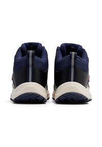 Ein Paar navyblaue und schwarze Sneakers mit weißen Sohlen, von hinten auf einem weißen Hintergrund gezeigt.