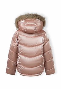 Giacca a vento rosa con finitura lucida, dotata di cappuccio con bordo in pelliccia, design trapuntato e polsini a coste. La vista posteriore mostra cuciture orizzontali.