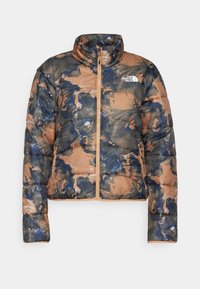 Kurtka puchowa w brązowy i granatowy abstrakcyjny wzór kamuflażowy, z zamkiem z przodu, bocznymi kieszeniami oraz białym logo The North Face na klatce piersiowej.