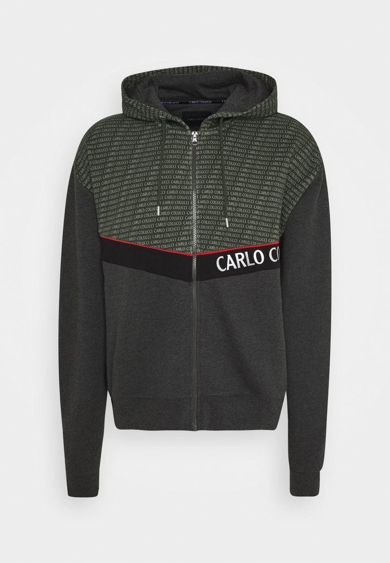 Mikina s kapucí a zipem v tmavě šedé barvě s horní částí se zeleným vzorem, obsahující logo "CARLO COLUCCI" v bílé a červené barvě. Měkký textilní materiál z bavlněné směsi.