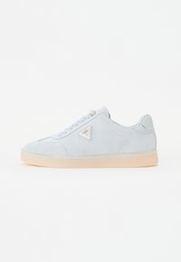 Lyseblå semsket sneakers med en glatt tekstur, lysebrun gummisåle og trekantet logo-detalj på siden. Har runde lisser.