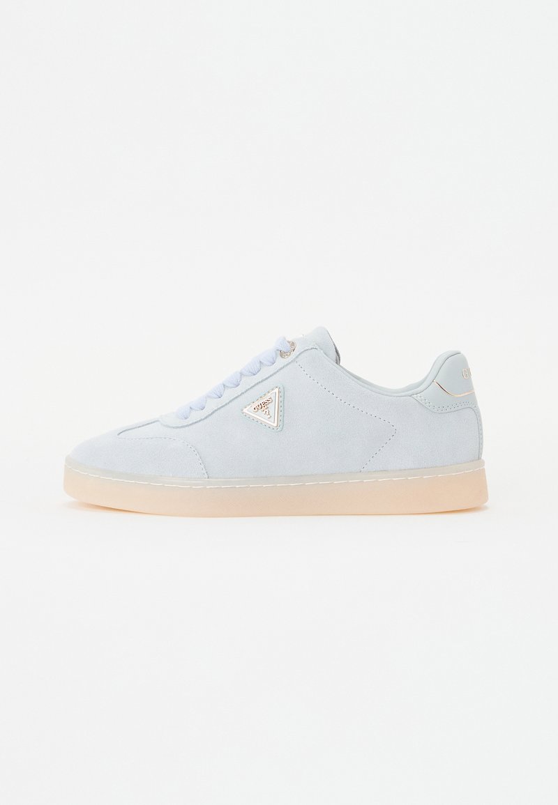Lyseblå semsket sneakers med en glatt tekstur, lysebrun gummisåle og trekantet logo-detalj på siden. Har runde lisser.