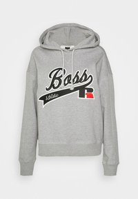 Světle šedá mikina s kapucí s vrchním grafickým textem "Boss Athletic" v černé a bílé barvě, obsahující malý červený detail, pružné manžety a spodní lem, a kapuci se šňůrkou.