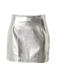 Zilverkleurige metalen mini-rok met een gladde textuur, getailleerde pasvorm en geen zichtbare sluitingen. Rechte zoom en subtiele glans.