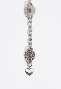 Cadena de plata con eslabones redondos, dos discos de esmalte en rosa y burdeos con letras en relieve, y un pequeño charm en forma de corazón de plata.