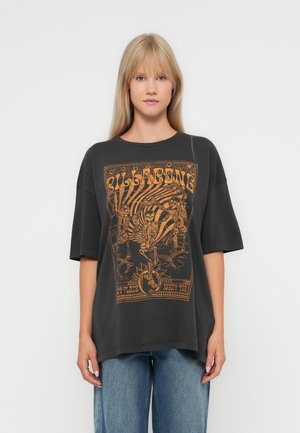 Graues oversized T-Shirt mit kurzen Ärmeln, das eine orange Skelettgrafik und einen Vintage-Text auf der Vorderseite zeigt.