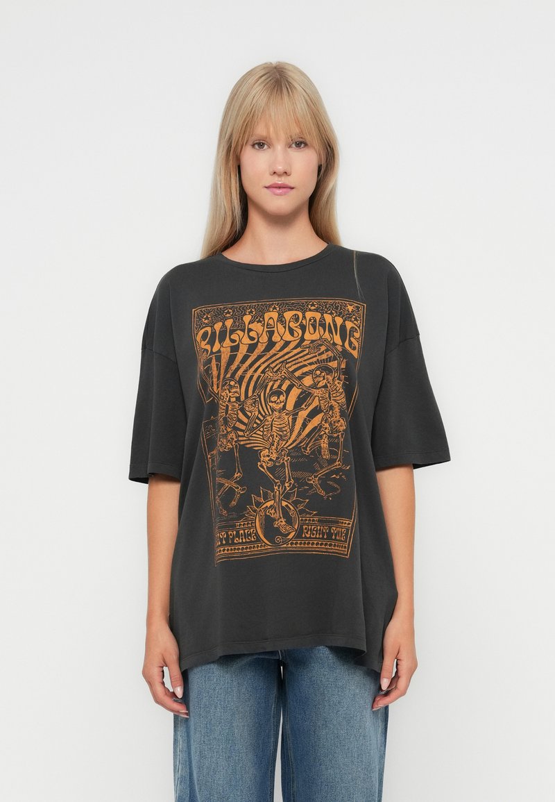Grijze oversized t-shirt met korte mouwen, voorzien van een oranje skelettengrafiek en vintage-achtige tekst op de voorkant.