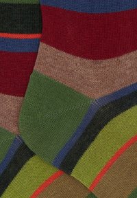 Gestreifte Socken mit grünen, roten, braunen und blauen Farbtönen, die unterschiedliche Bandbreiten und Texturen aufweisen und aus weichem, dehnbarem Stoff gefertigt sind.