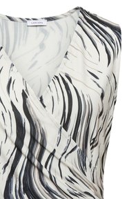 Wikkelblouse van lichtgewicht stof, voorzien van een zwart, grijs en beige abstract patroon met een V-hals en korte mouwen.