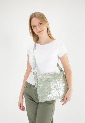 Metallic grøn skuldertaske med leopardprintmønster, glat overflade, justerbar rem og rektangulær form. Velegnet til afslappet brug.