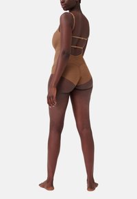 Bruine bodysuit met een gladde textuur, verstelbare bandjes en een hoog uitgesneden beenontwerp. Voorzien van een driebandjes achterdetail voor support.
