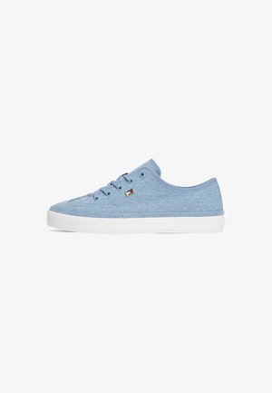 Lichtblauwe canvas sneakers met een witte rubberen zool, ronde neus, vijf oogjes ontwerp en een klein merkembleem aan de zijkant.