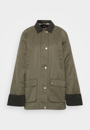 Olijfgroene jas met een corduroy kraag, drukknopen sluiting en twee voorzakken. Heeft een ontspannen pasvorm en ribbels aan de mouwen.