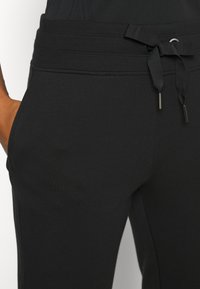 Athleta BALANCE JOGGER - Calças de fato de treino - black