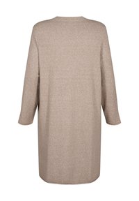 Abito lungo in maglia beige con scollatura rotonda e maniche a tre quarti. Tessuto morbido, vestibilità leggermente rilassata e orlo che arriva a metà coscia.
