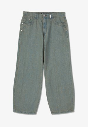 Svetlomodré nohavice s širokými nohavicami vyrobené z denimu, ktoré majú päť vreciek, kontrastné švy a jemnú textúru po celej látke.