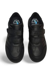 Zapatos negros con un acabado de cuero suave, correas dobles de Velcro y acentos texturizados. Punta redondeada y interior acolchado para mayor comodidad.