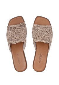 Brune vævede sandaler med et krydsmønster på den øverste del, åben tå-design og en glat brun sål med præget branding.