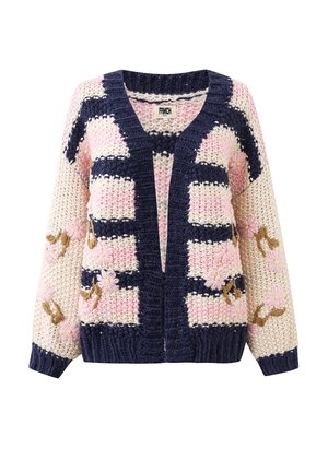 Chunky gebreid vest met marineblauwe bies, roze en crèmekleurige strepen, en geborduurde roze bloemen op de mouwen en voorkant.