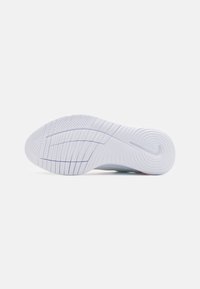 Hvid sneakers sål med tekstureret gummi, parallelle riller og et signaturlogo. Letvægtsdesign og fleksibel konstruktion for greb.