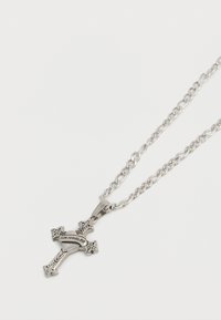 Ασημένιο κολιέ αλυσίδα με περίτεχνο μενταγιόν σε σχήμα σταυρού που διαθέτει καρδιά και λωρίδα με την επιγραφή «Los Angeles» σε λευκό φόντο.