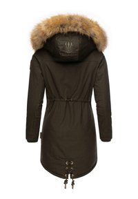 Olijfgroene parka met een capuchon van faux bont, een koordsluiting bij de taille en een vetersluiting aan de onderkant. Beschikt over het merkembleem op de rug.