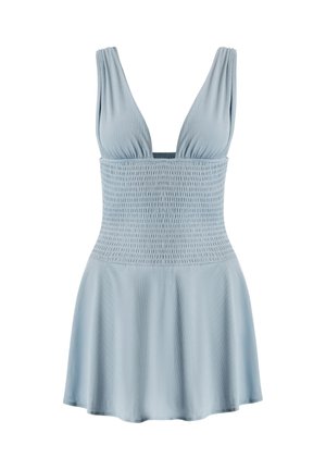 Robe sans manches bleu clair avec un décolleté en V profond, taille ajustée froncée et jupe évasée sur fond blanc.