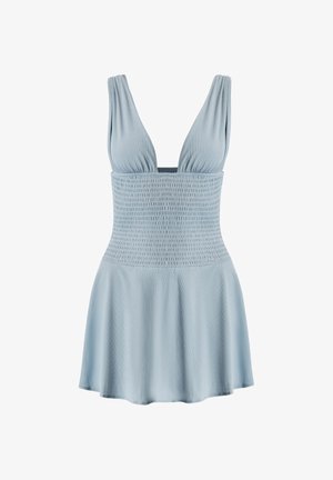 Jasnoniebieska sukienka bez rękawów z głębokim dekoltem w kształcie litery V, dopasowaną talią ze ściągaczem i rozkloszowanym dołem na białym tle.