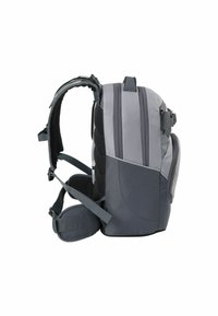 Zaino grigio realizzato in tessuto resistente, dotato di spallacci imbottiti, numerosi scomparti con zip e una tasca laterale testurizzata per ulteriore spazio di stoccaggio.
