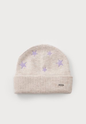 Hellbeige Strickmütze mit geripptem Bündchen und lavendelfarbenen Sternstickereien auf der gesamten Oberseite. Weiche Textur. Markenetikett sichtbar.