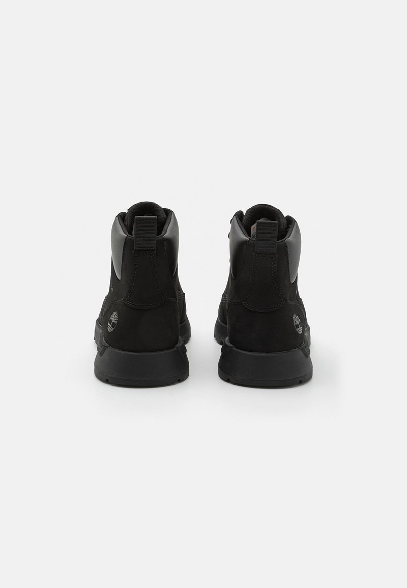 Schwarze High-Top-Stiefel mit einem Obermaterial aus glattem Leder und Stoff, strukturierten Akzenten und einem eingravierten Logo an der Ferse. Gummisohle für besseren Halt.