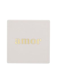 Sottobicchiere quadrato di colore crema con la scritta "amor" in oro a rilievo, dotato di una superficie liscia e un sottile design del bordo.