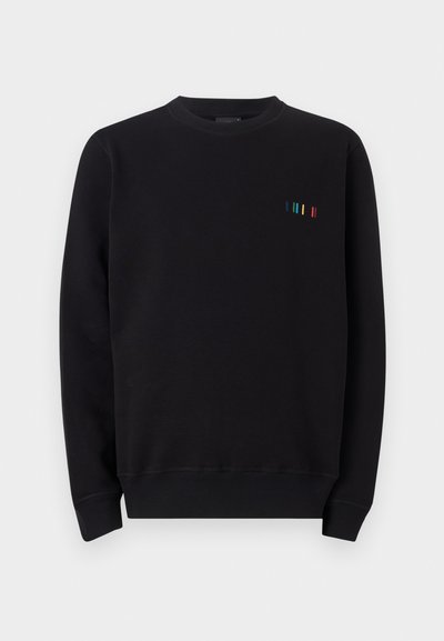 Crni dukserica s okruglim izrezom izrađena od mješavine pamuka, s malim višebojnim vezom na lijevoj strani prsnog dijela i rebrastim rukavima.