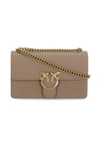Sac à main en cuir beige avec une bandoulière en chaîne dorée, doté d'un anneau décoratif avec deux accents d'oiseau et d'une fermeture à rabat. Texture lisse.