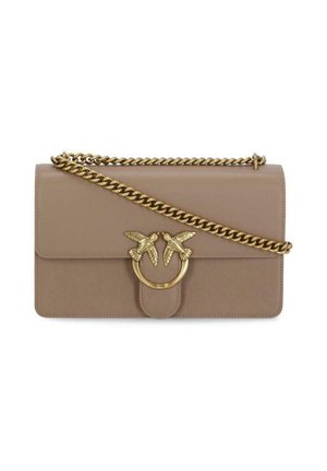 Sac à main en cuir beige avec une bandoulière en chaîne dorée, doté d'un anneau décoratif avec deux accents d'oiseau et d'une fermeture à rabat. Texture lisse.