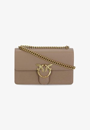 Borsa a tracolla in pelle beige con catena dorata, dotata di un anello decorativo con due accenti di uccelli e chiusura a pattina. Texture liscia.
