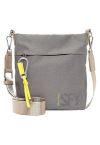 Crossbody taška ze šedé tkaniny s pleteným vzorem a zipovým uzávěrem. Obsahuje přední kapsu, žlutý akcentový popruh a nastavitelný béžový ramenní popruh.