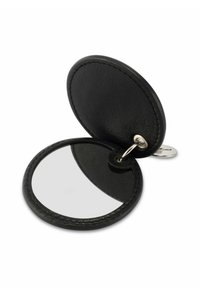 Czarne skórzane kompaktowe lusterko o okrągłym kształcie, z obszytymi brzegami i metalowym kółkiem na klucze. Wewnątrz znajduje się błyszcząca powierzchnia lustra.