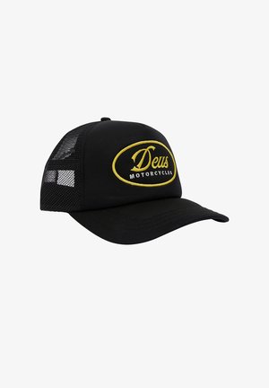 Schwarze Trucker-Kappe mit gelb gesticktem "Deus Motorcycles"-Logo, ausgestattet mit Netz-Seitenpanelen und einem gebogenen Schirm.