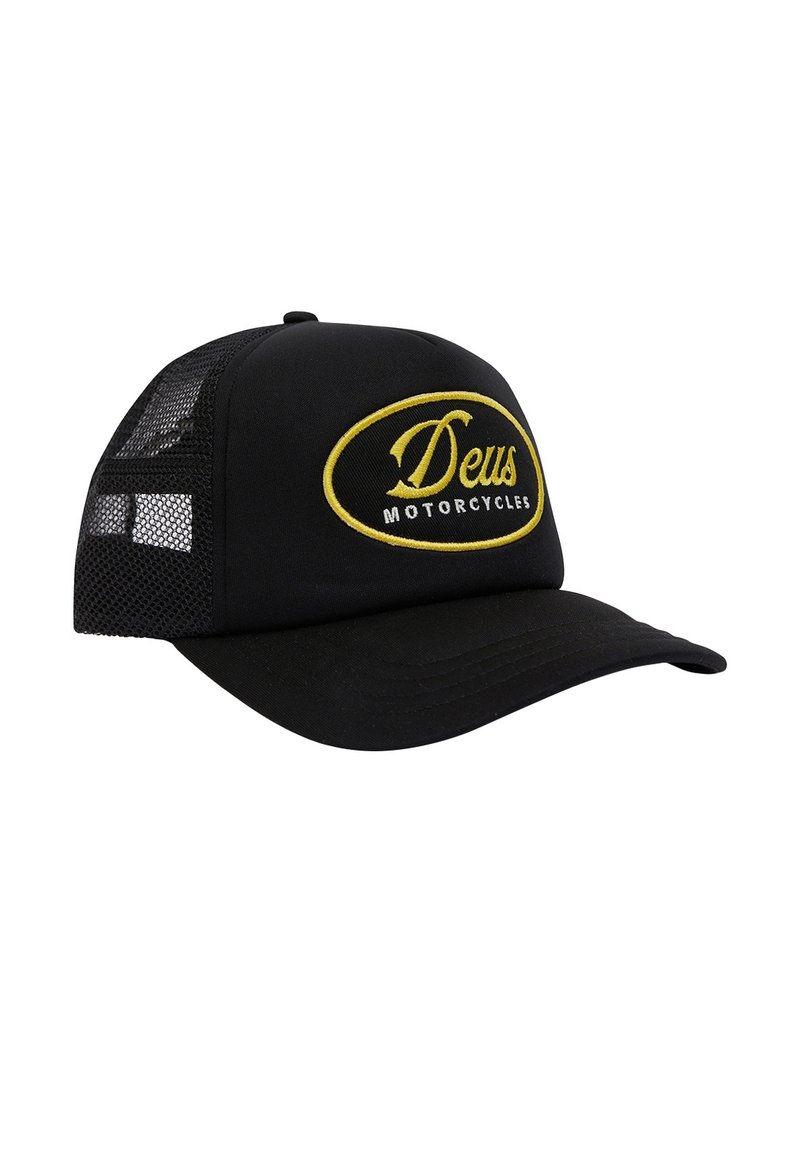 Schwarze Trucker-Kappe mit gelb gesticktem "Deus Motorcycles"-Logo, ausgestattet mit Netz-Seitenpanelen und einem gebogenen Schirm.