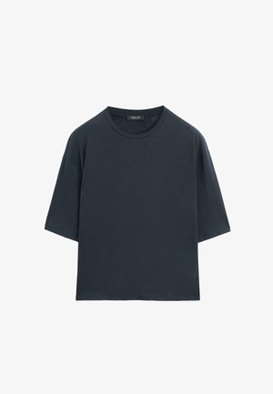 Donker marineblauw oversized T-shirt met korte mouwen, ronde halslijn en een klein label aan de binnenzijde van de achterkraag.