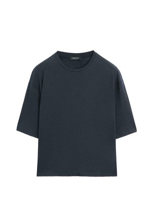 Mørk marineblå oversized T-shirt med korte ærmer, rund halsudskæring og en lille label på bagsiden af kraven indvendigt.