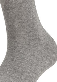 Pilka pėdkelnė iš lygaus, tempiančio audinio. Turi nuolatinę ribotą tekstūrą ir sustiprintą kulną, kad būtų patvaresnė.