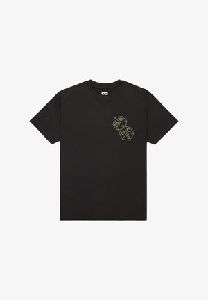 Zwarte katoenen T-shirt met korte mouwen, met een olijfgroene afbeelding van twee dobbelstenen op de linkerkant van de borst. Ronde halslijn, losse snit.