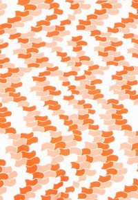 Tecido estampado com formas abstratas e onduladas em tons de laranja e pêssego contra um fundo branco, destacando linhas suaves e textura macia.