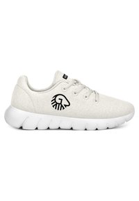 Helle graue Sportschuhe mit einem strukturierten Obermaterial, schwarzem Logodetail an der Seite und einer weißen, geriffelten Gummisohle.